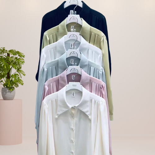 Pearl Elegance – Satintouch-Bluse mit Perlenknöpfen