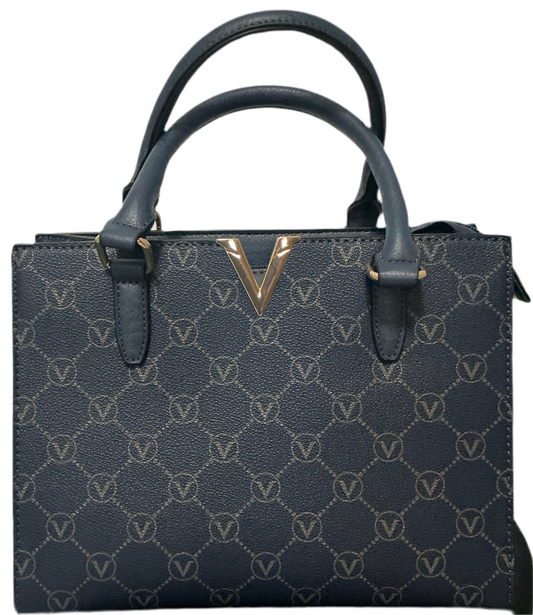 Handtasche in Lederoptik mit goldener V-Applikation & edlen Details