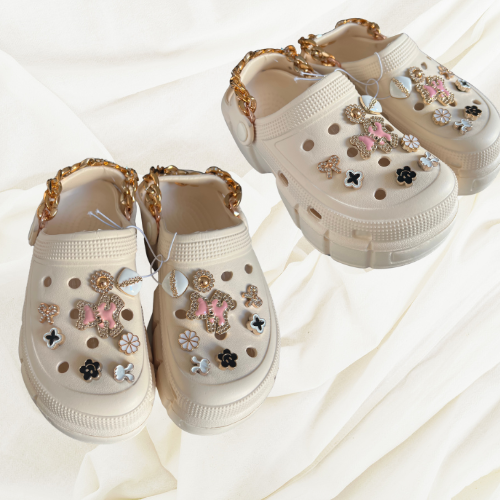 Charm Crocs – Stylische Leichtigkeit mit goldenem Akzent