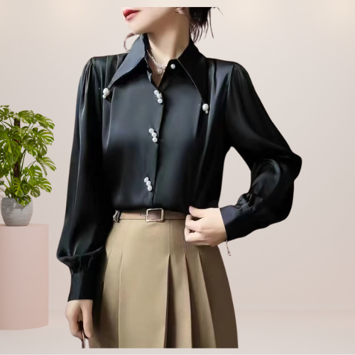 Pearl Elegance – Satintouch-Bluse mit Perlenknöpfen